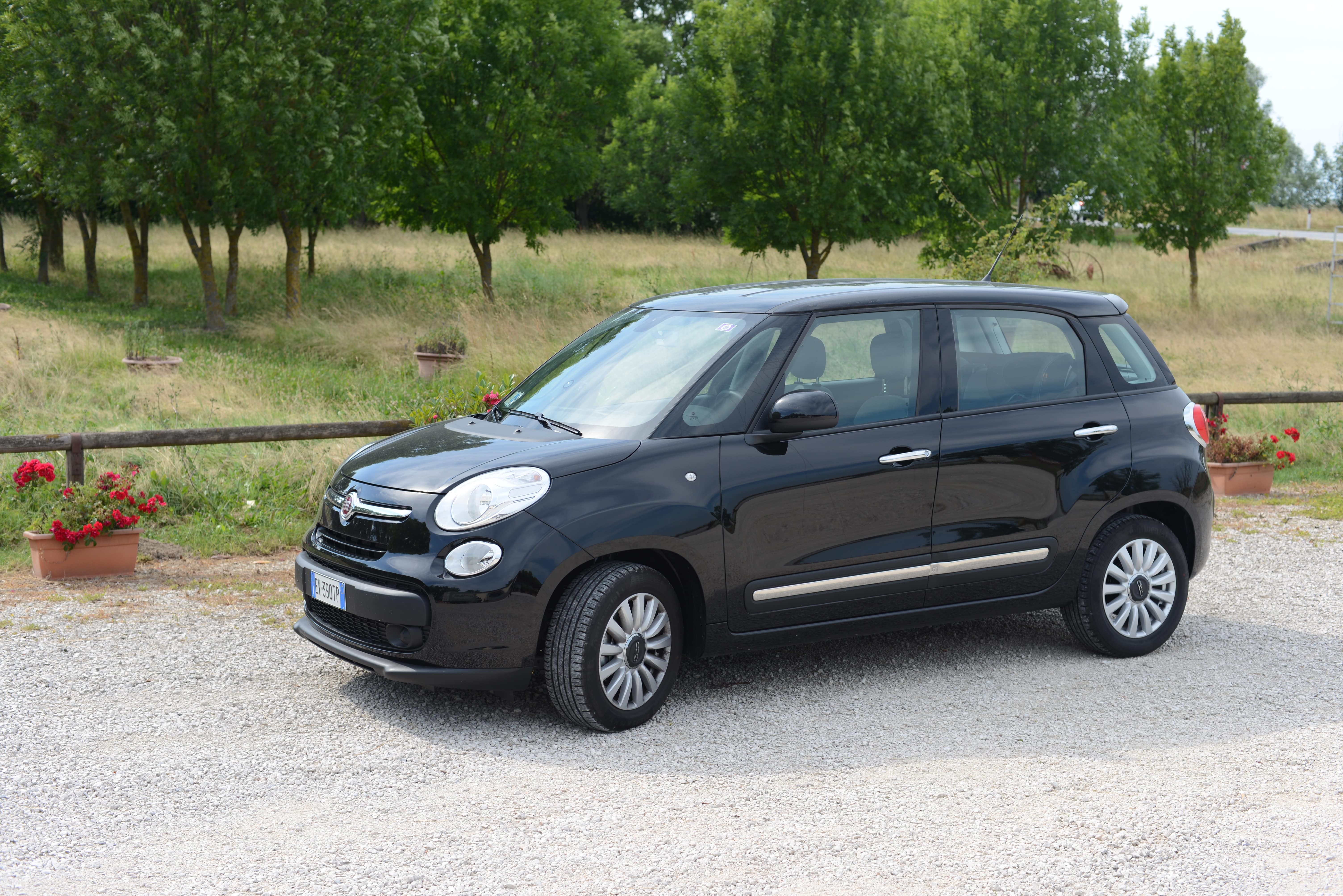 Black Fiat 500L