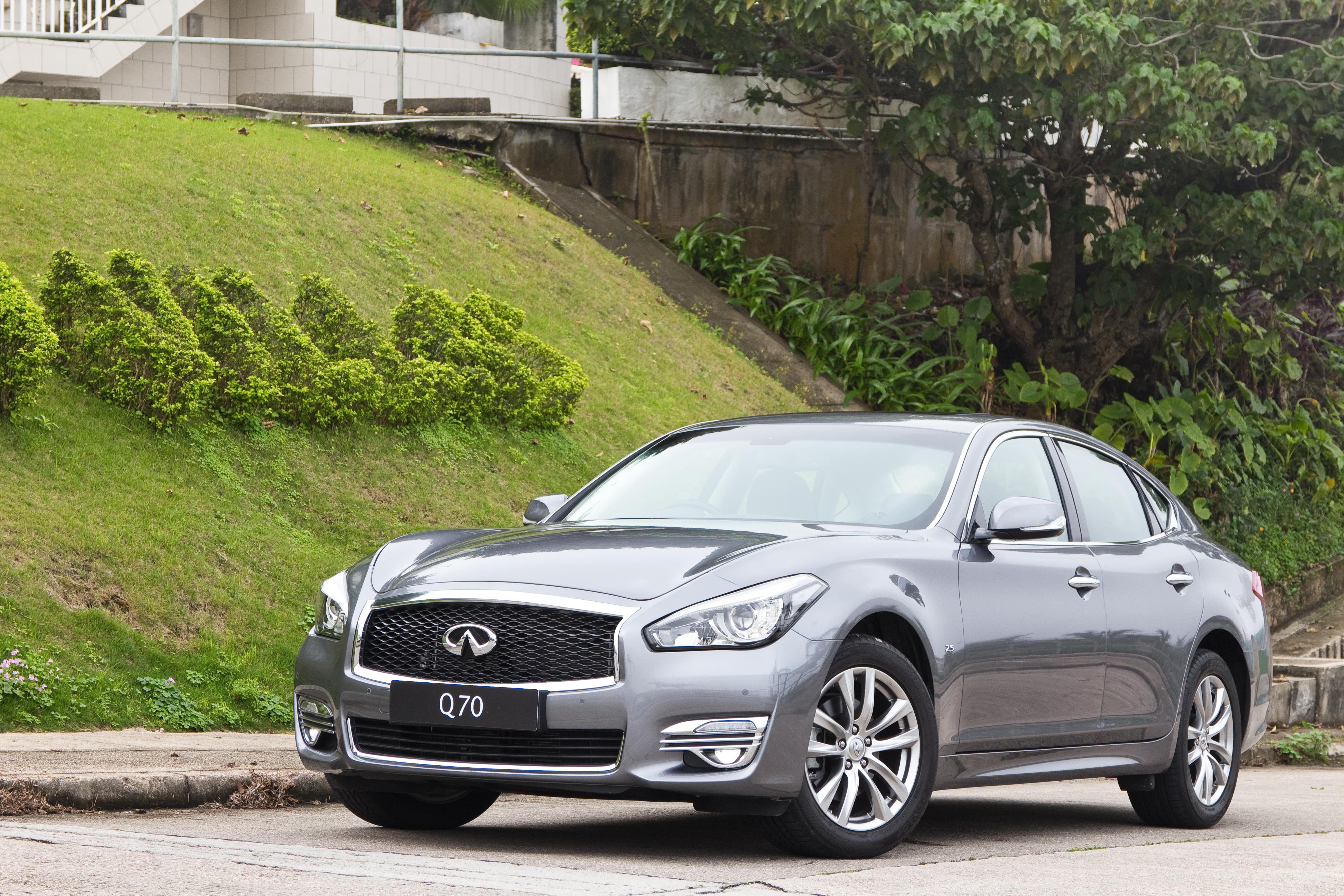 Silver Infiniti Q70