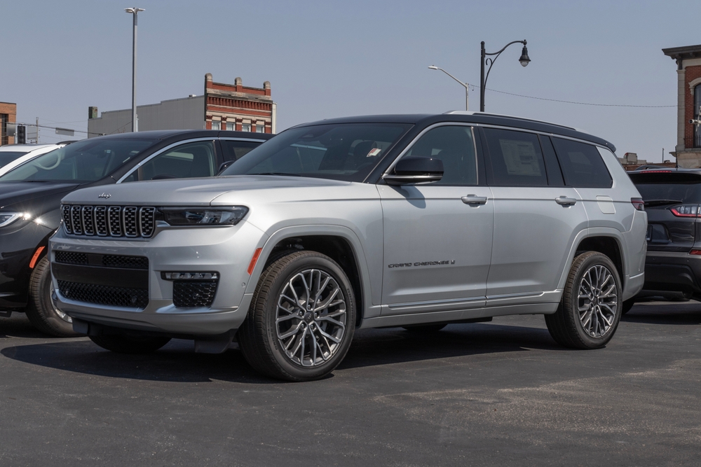 Jeep Grand Cherokee display at a dealership - 2023