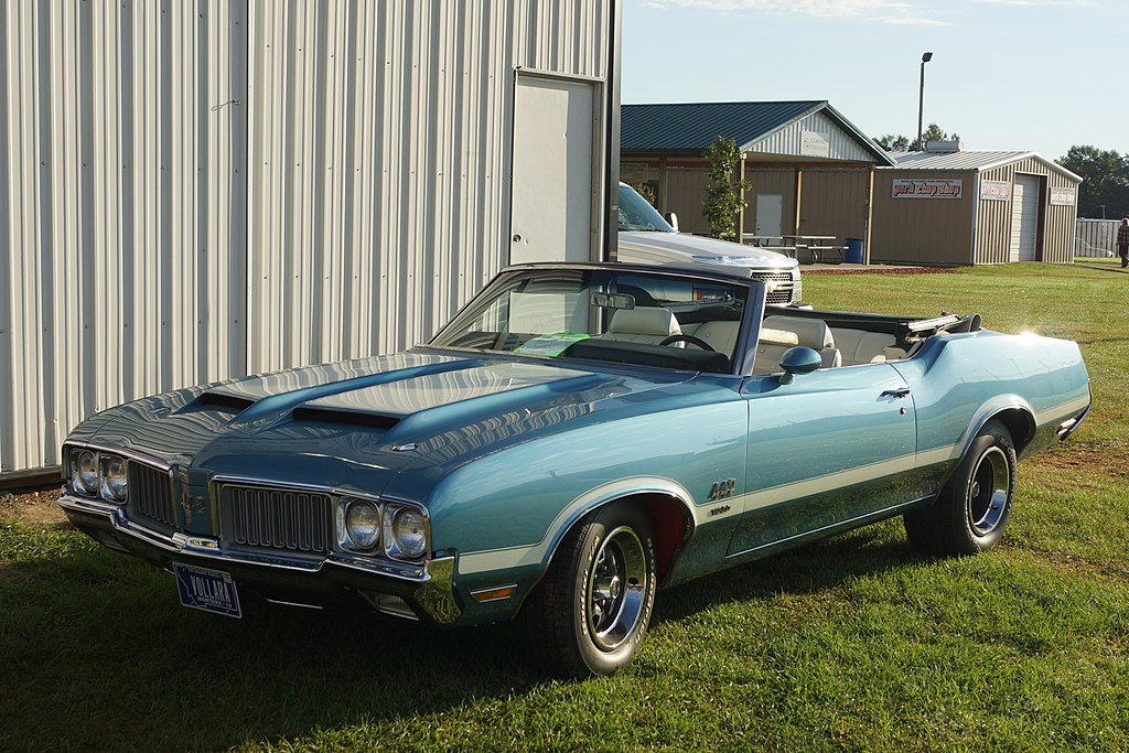 Close-up photo of a Blue 1970 Oldsmobile 442 W-30 Convertible