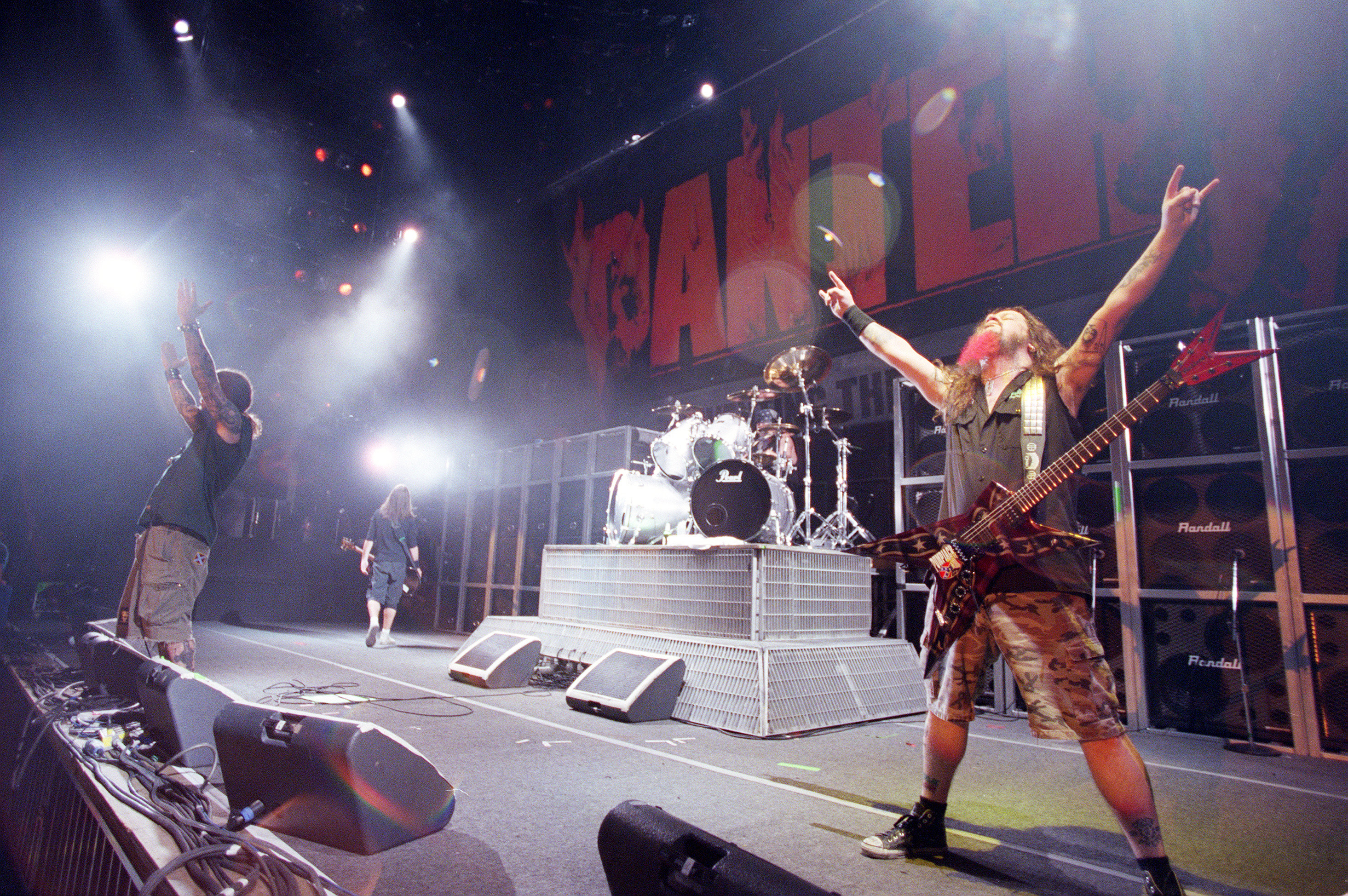 Phil Anselmo (left) and Dimebag Darrell (right) of Pantera