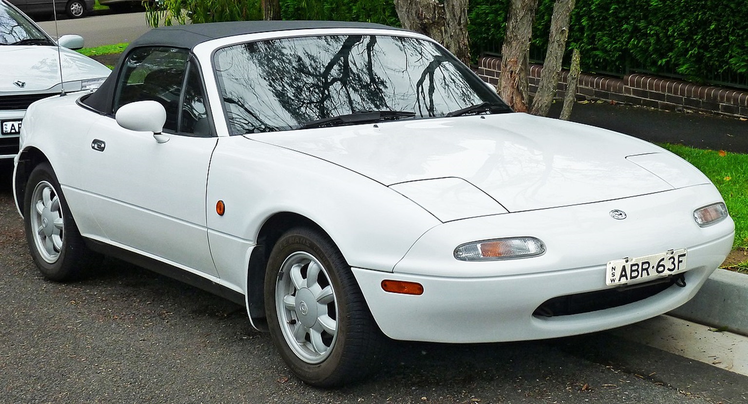 1993 White Mazda MX-5 (NA) roadster (Miata).
