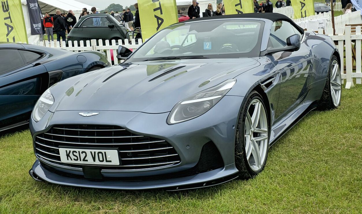 Aston Martin DB12 (2024)