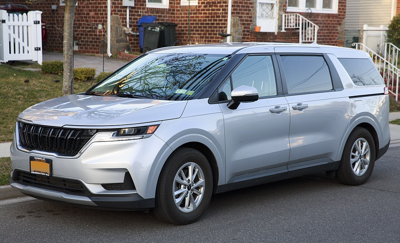 Image of 2022 Kia Carnival Lx In Silky Silver, Front Left