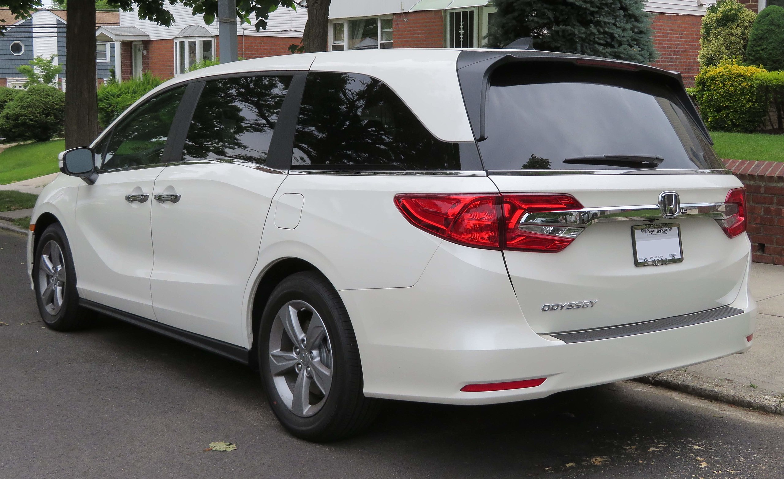 Image of white  Honda Odyssey Rear