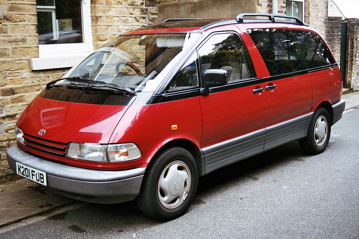 Image of red Toyota Previa 2.4GL
