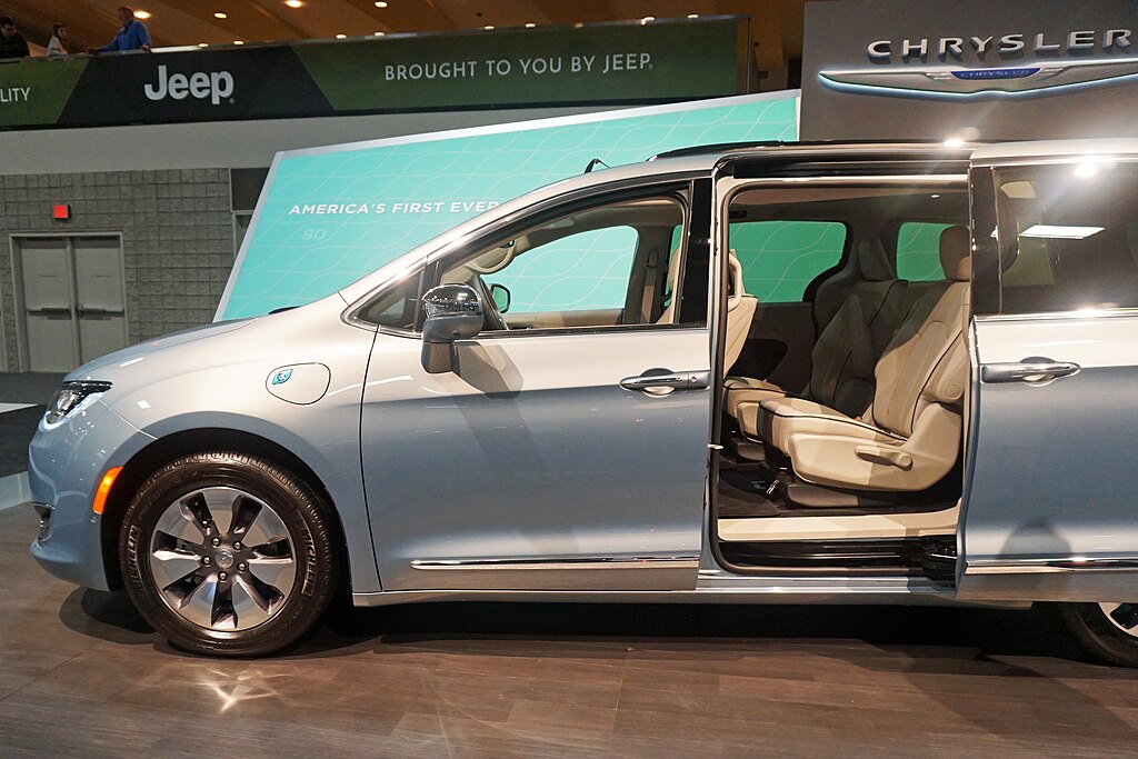 Image of Chrysler Pacifica Hybrid silver