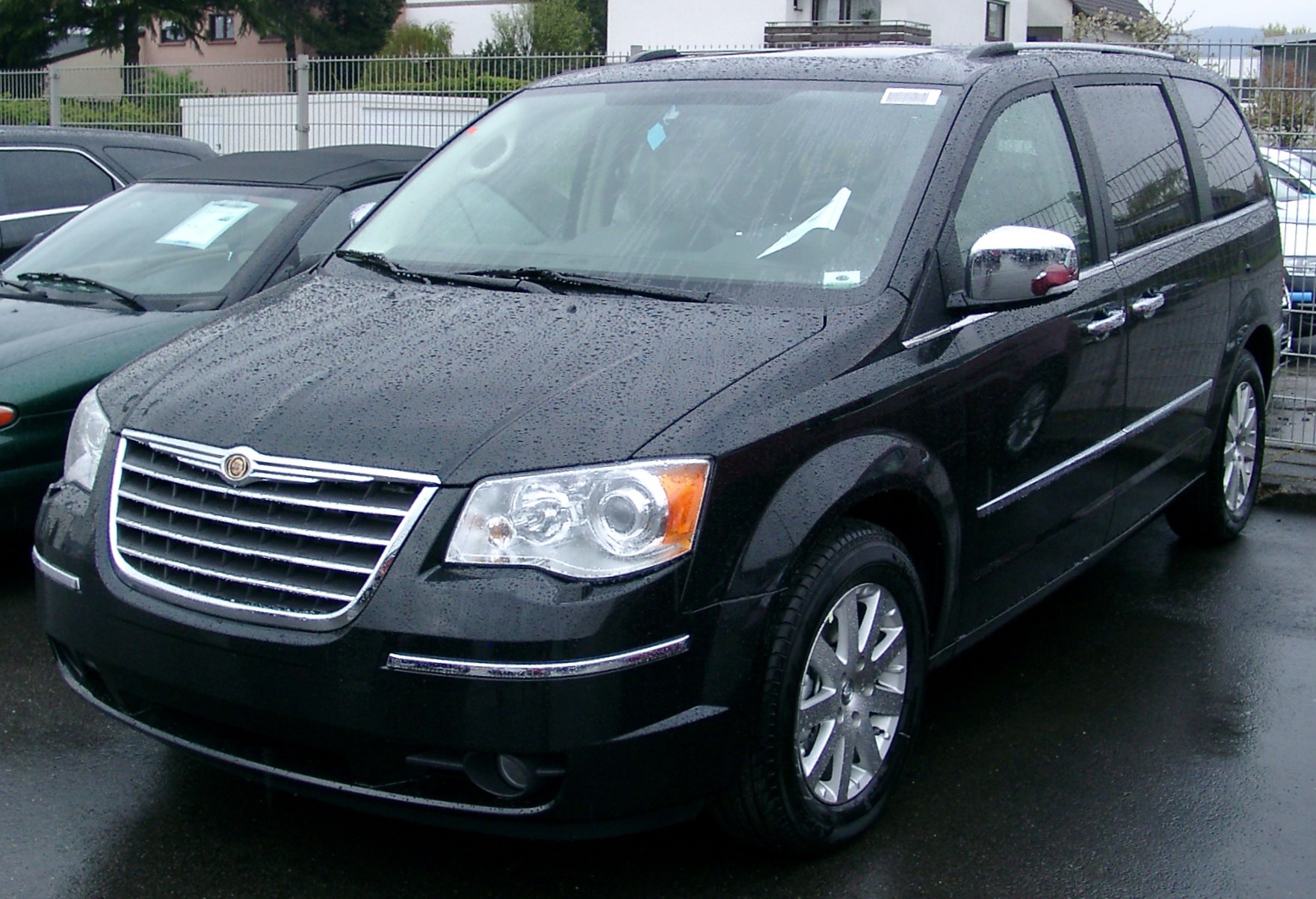 Image of black Chrysler Voyager Front