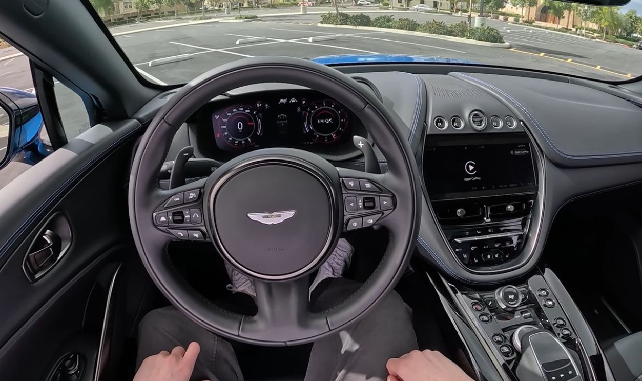 Aston Martin DBX707