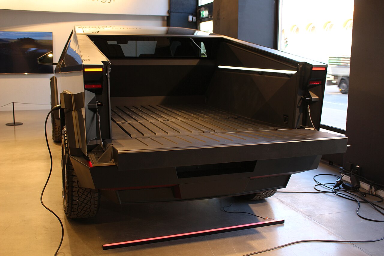 Tesla Cybertruck back - 2024
