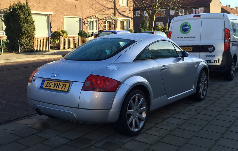 Close-up photo of a Silver 1999 Audi TT