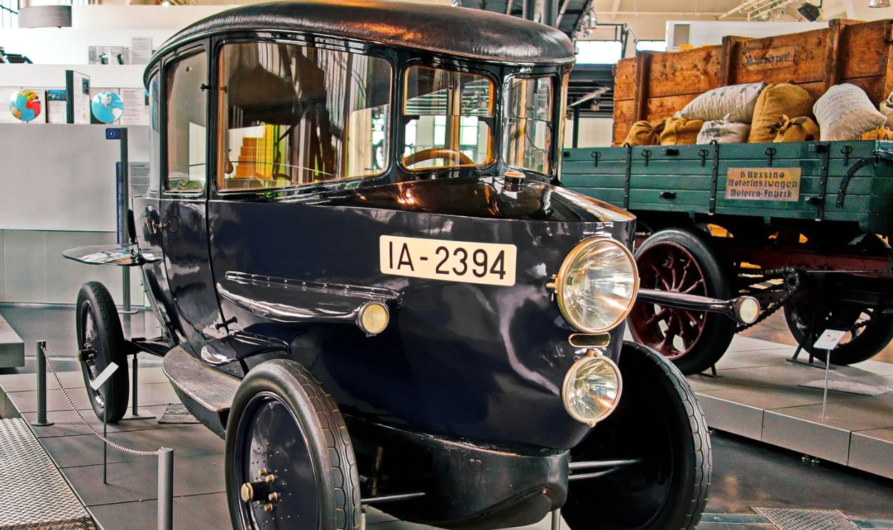 Metropolis (1927): Rumpler Tropfenwagen (Cont.)