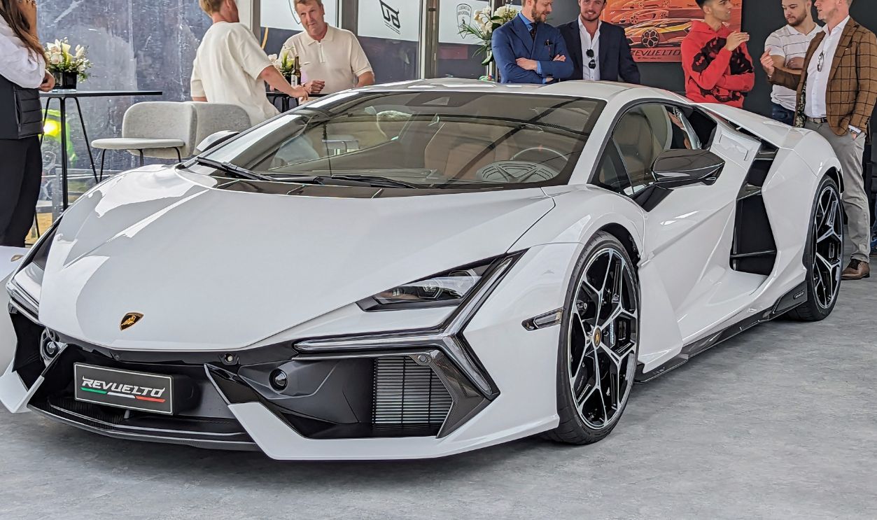 Lamborghini Revuelto 