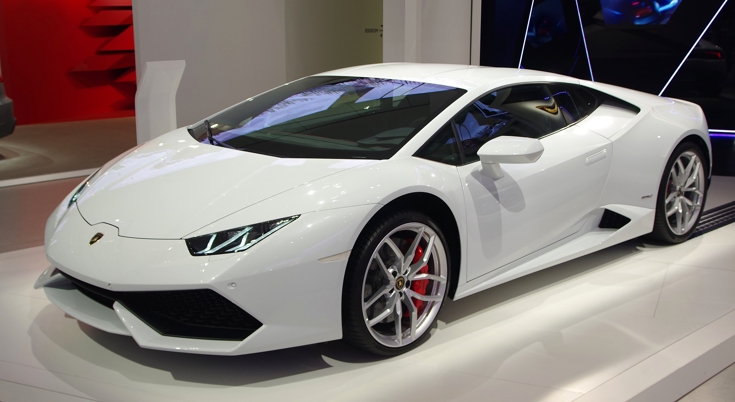 White Lamborghini Huracán - 2015