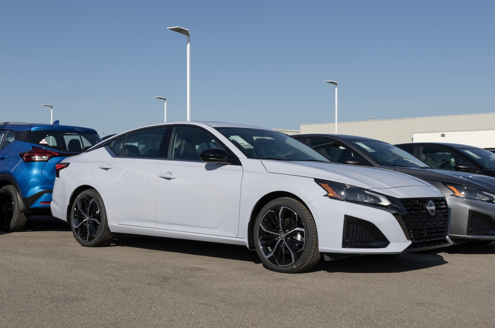 2024 Nissan Altima SR display at a dealership