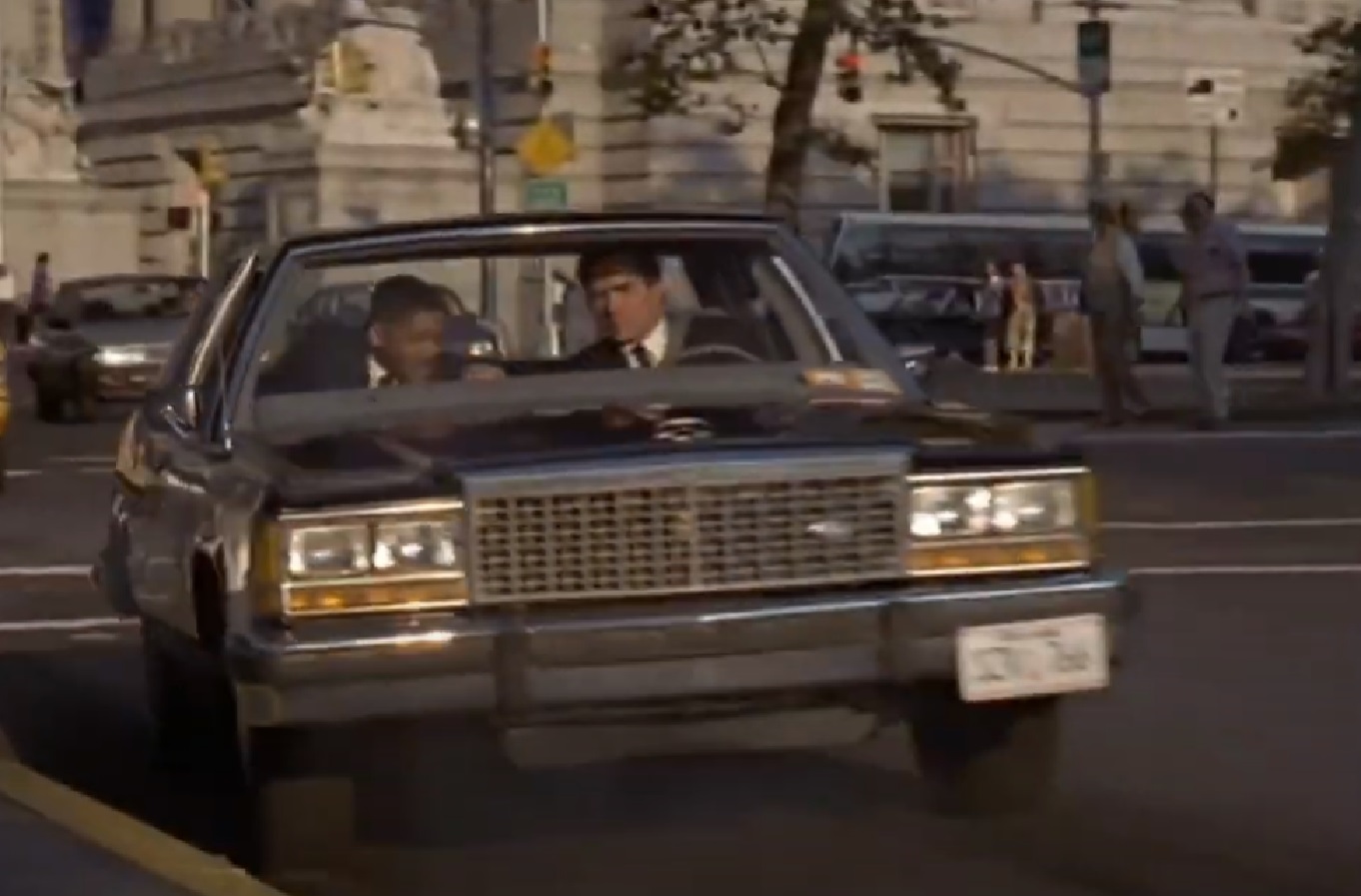 Screenshot of car chase - from Men In Black (1997)