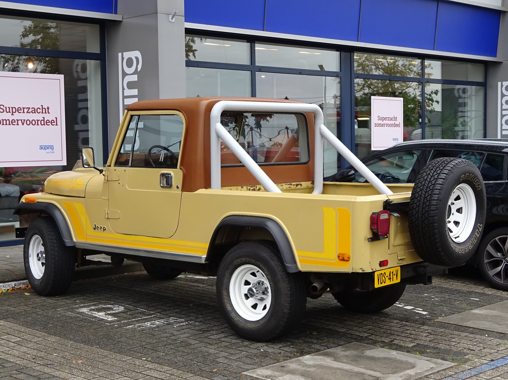 Yellow Jeep Scrambler CJ-8 - 1981