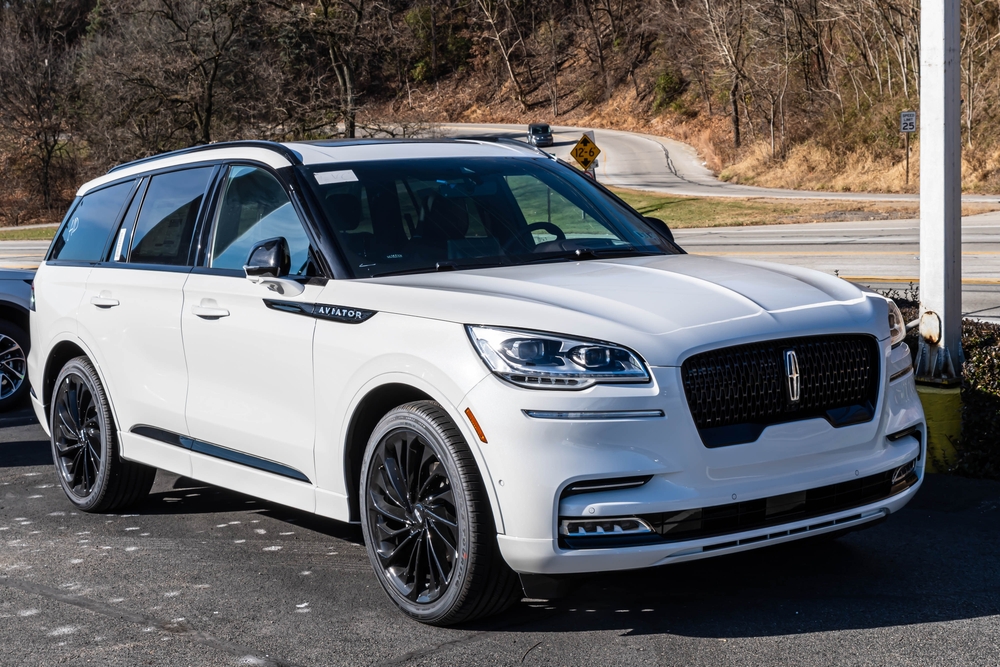 2022 A white 2023 Lincoln Aviator SUV