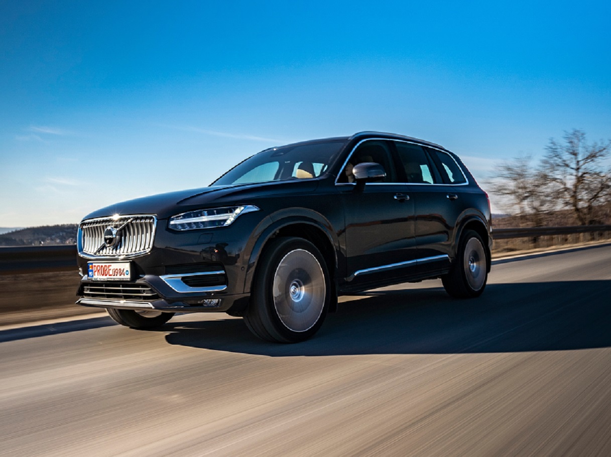 Volvo xc90 moving on asphalt road 2023