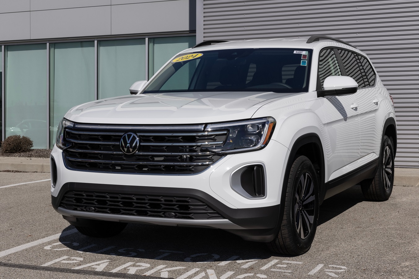 Volkswagen Atlas SE display at a dealership. - 2024