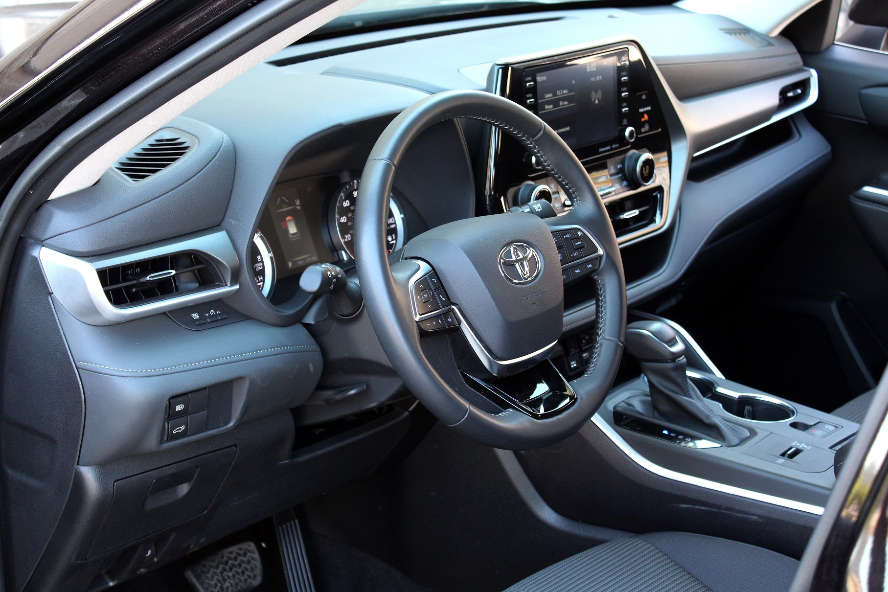 Toyota Highlander driver seat. Toyota Highlander steering wheel.