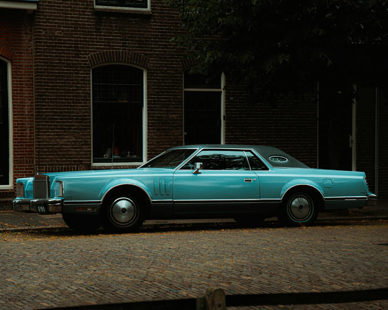 Blue Lincoln Continental Mark V