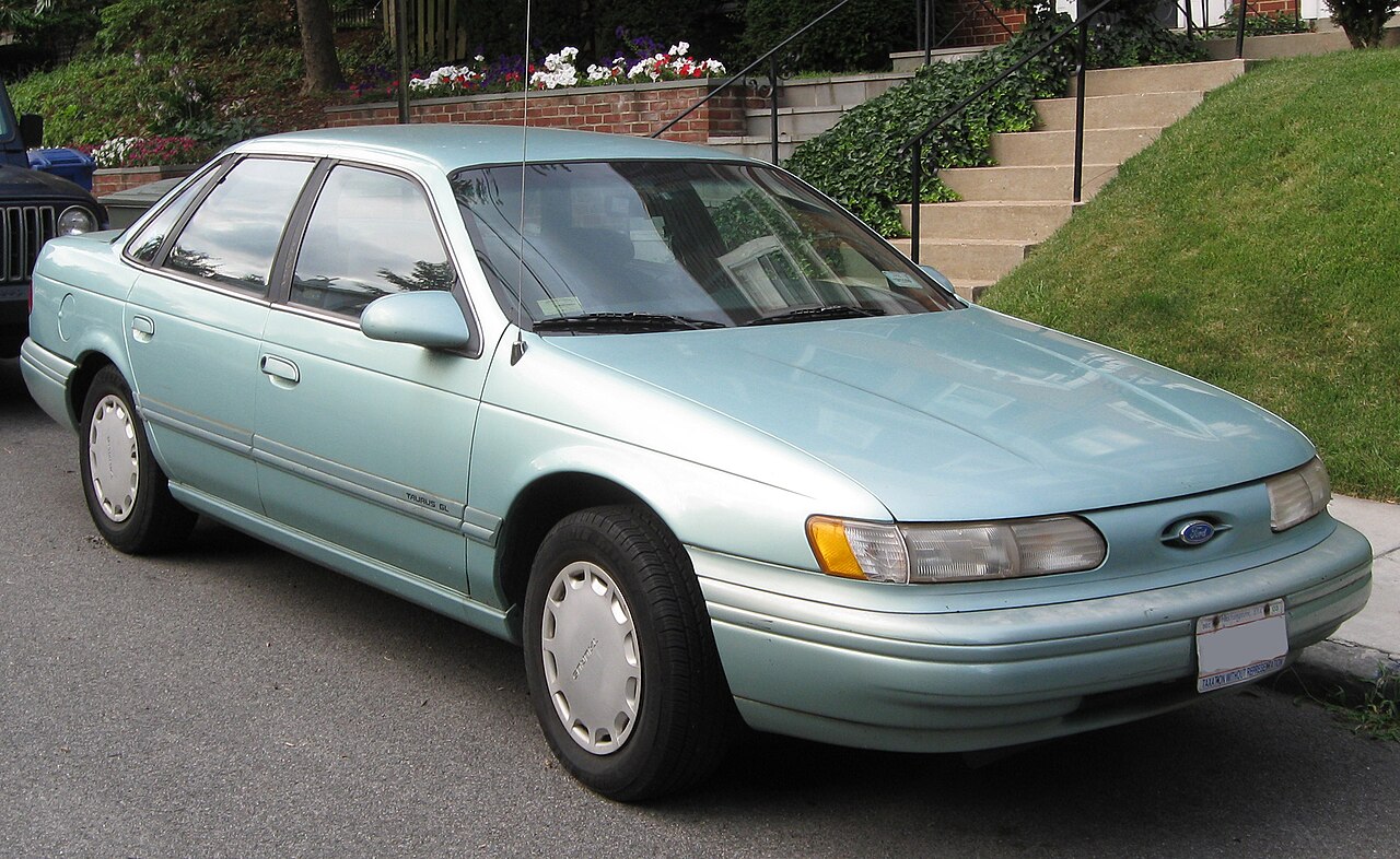 1994-1995 Ford Taurus GL sedan