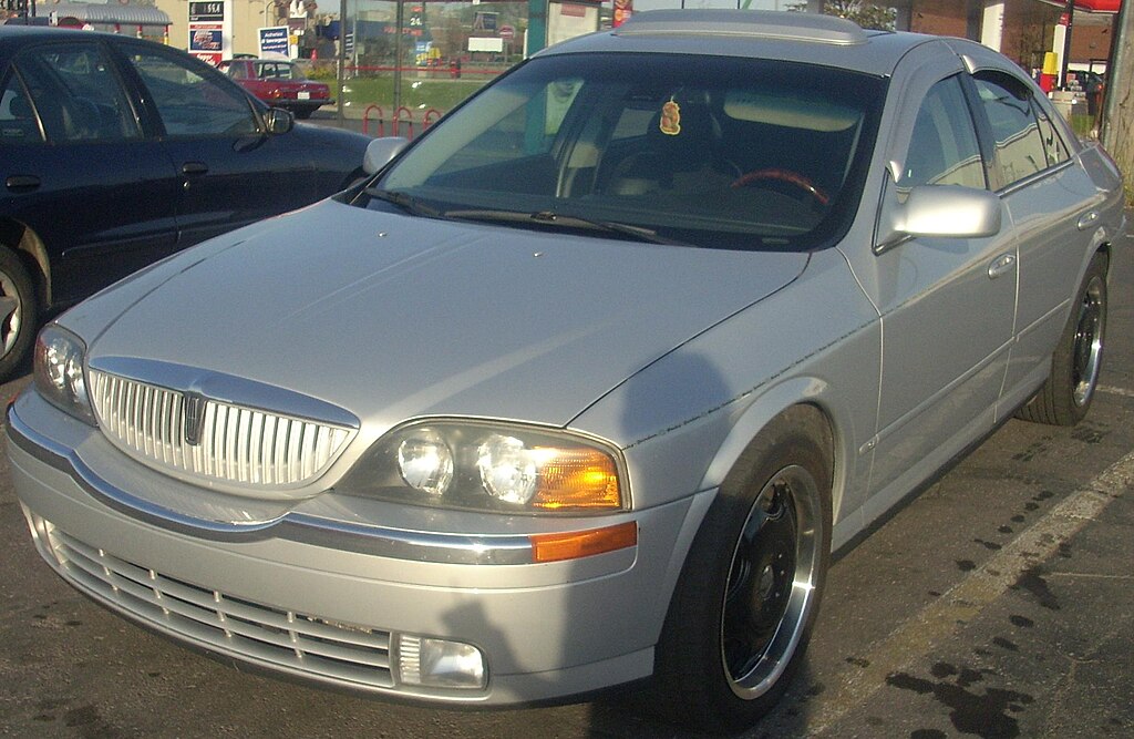 Close Up Photo of 2000 Lincoln Ls V8 photographed in Montreal