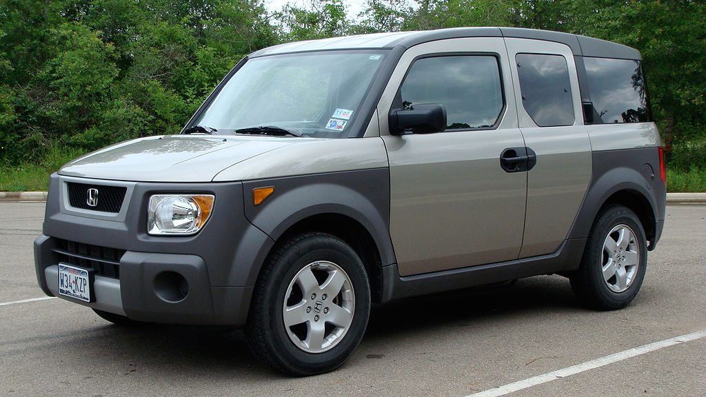 Close Up Photo of Honda Element LX 2005 in the parking lot