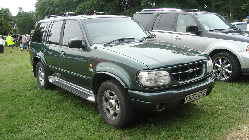 Close Up Photo of Green 2000 Ford Explorer