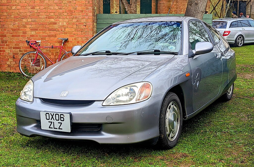 Close Up Photo of silver 2006 Honda Insight