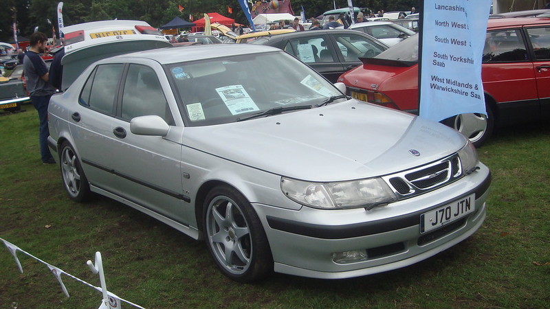 Close Up Photo of Silver 2000 Saab 9-5 2.3 Aero