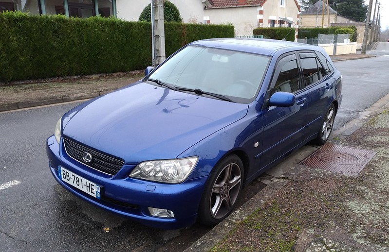 Close Up Photo of Blue Lexus SportCross 2003
