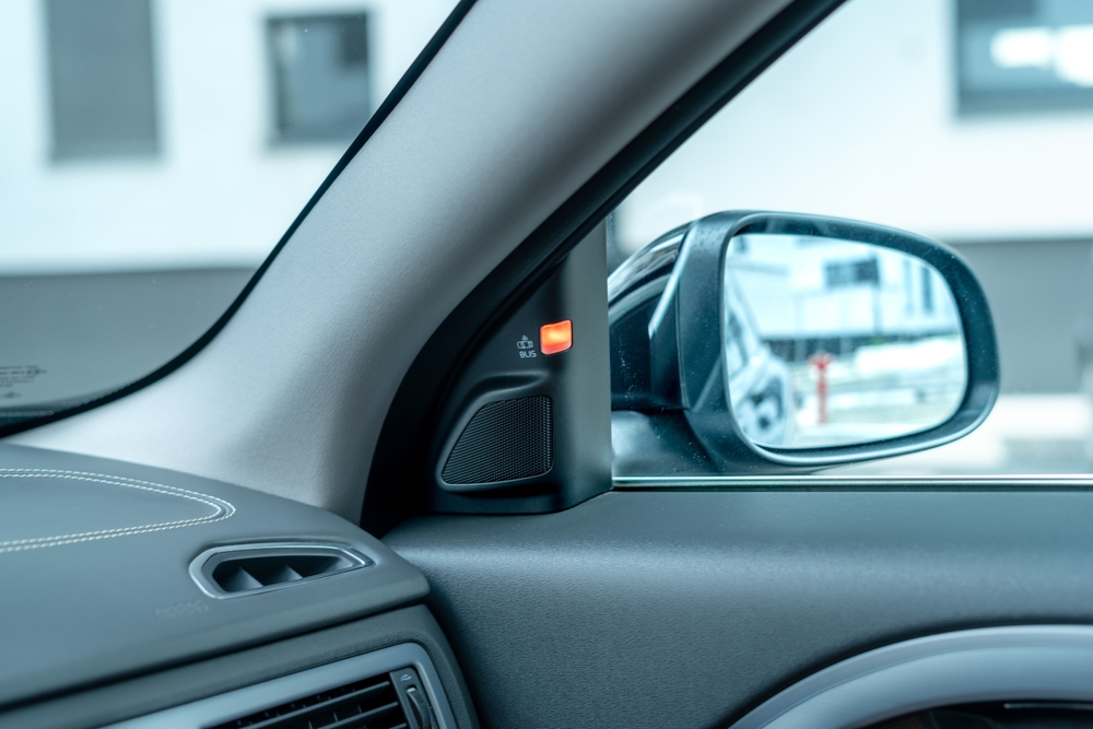 Rear Mirror Blind Spot Assistant - Innovative Safety Technology - 2023