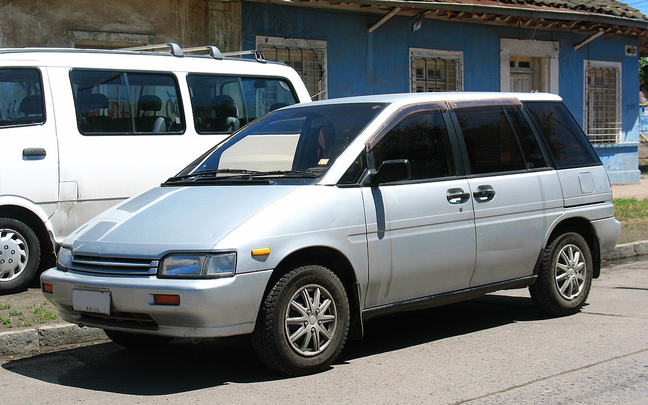 Nissan Prairie 2.0 J-6 1990