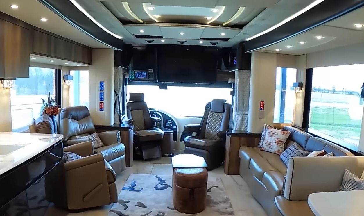 2019 Newell Coach (2)