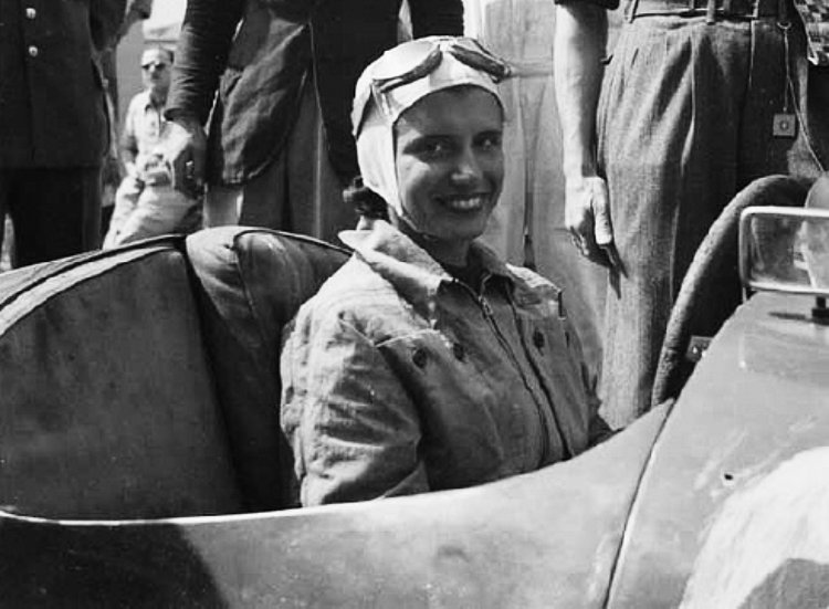 Maria Teresa de Filippis before the race