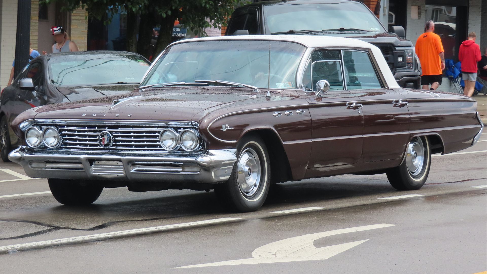 File:1961 Buick LeSabre 4-door hardtop, front left, 06-14-2025.jpg