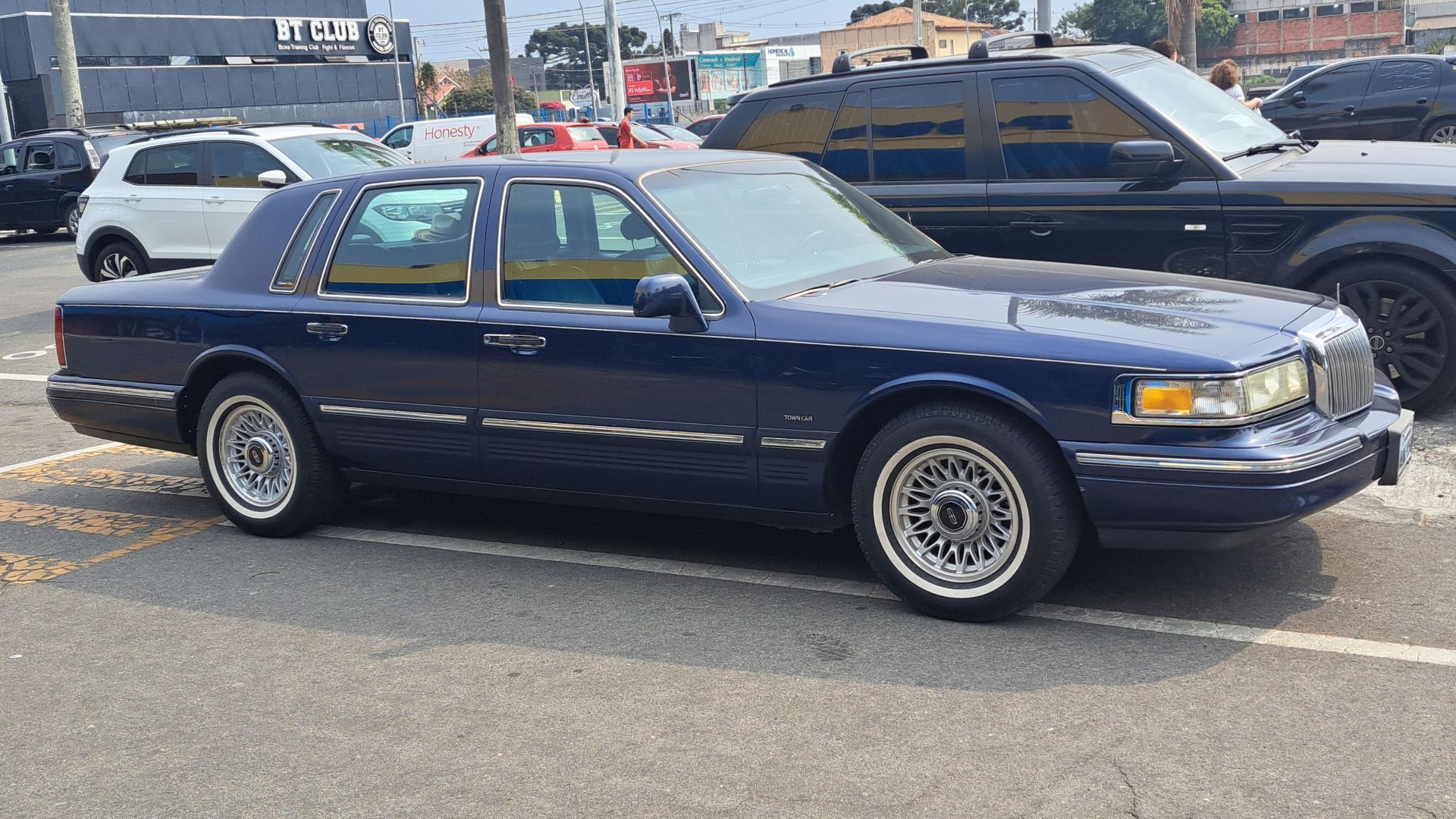 File:Lincoln Town Car 20240914 side.jpg