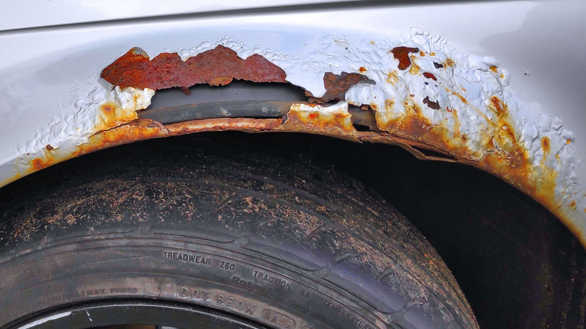 File:Rusty car bodywork rusted through in BMW 318i E46 - free stock photo with attribution CC-BY.jpg