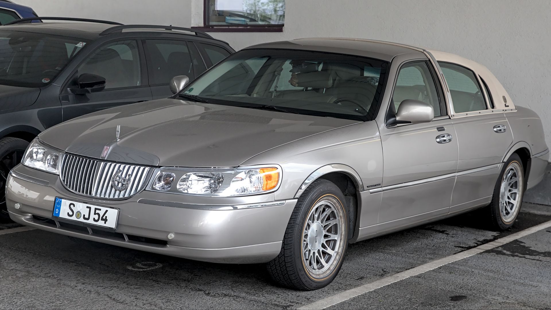 File:Lincoln Town Car (1998) 1X7A0169.jpg