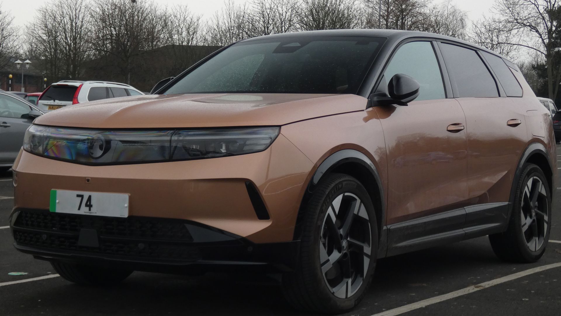 File:2024 Vauxhall Grandland GS EV - 73kWh (213PS) Electric - Impact Copper - 02-2025, Front.jpg
