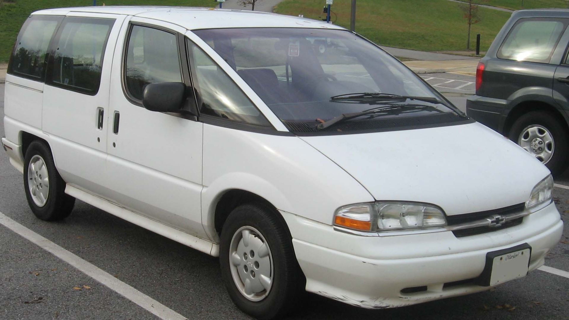 File:1994-1996 Chevrolet Lumina APV.jpg