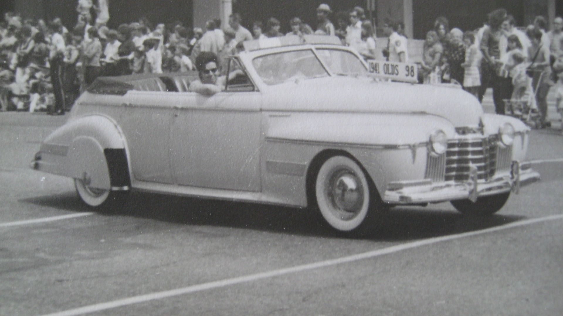 File:1941 Oldsmobile Custom Cruiser (Series 96-98) Convertible Phaeton (3218361041).jpg