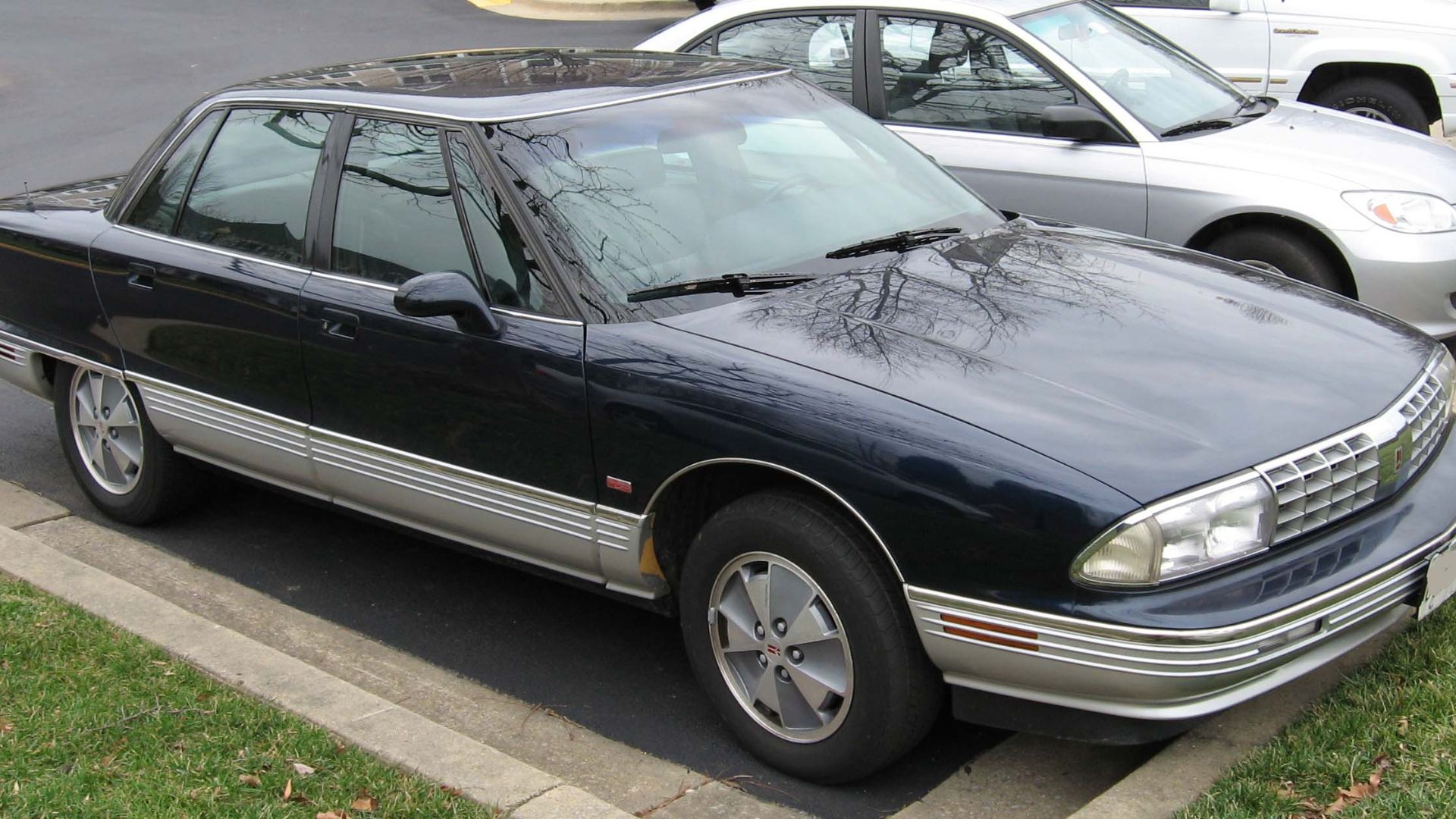 File:91-96 Oldsmobile 98.jpg