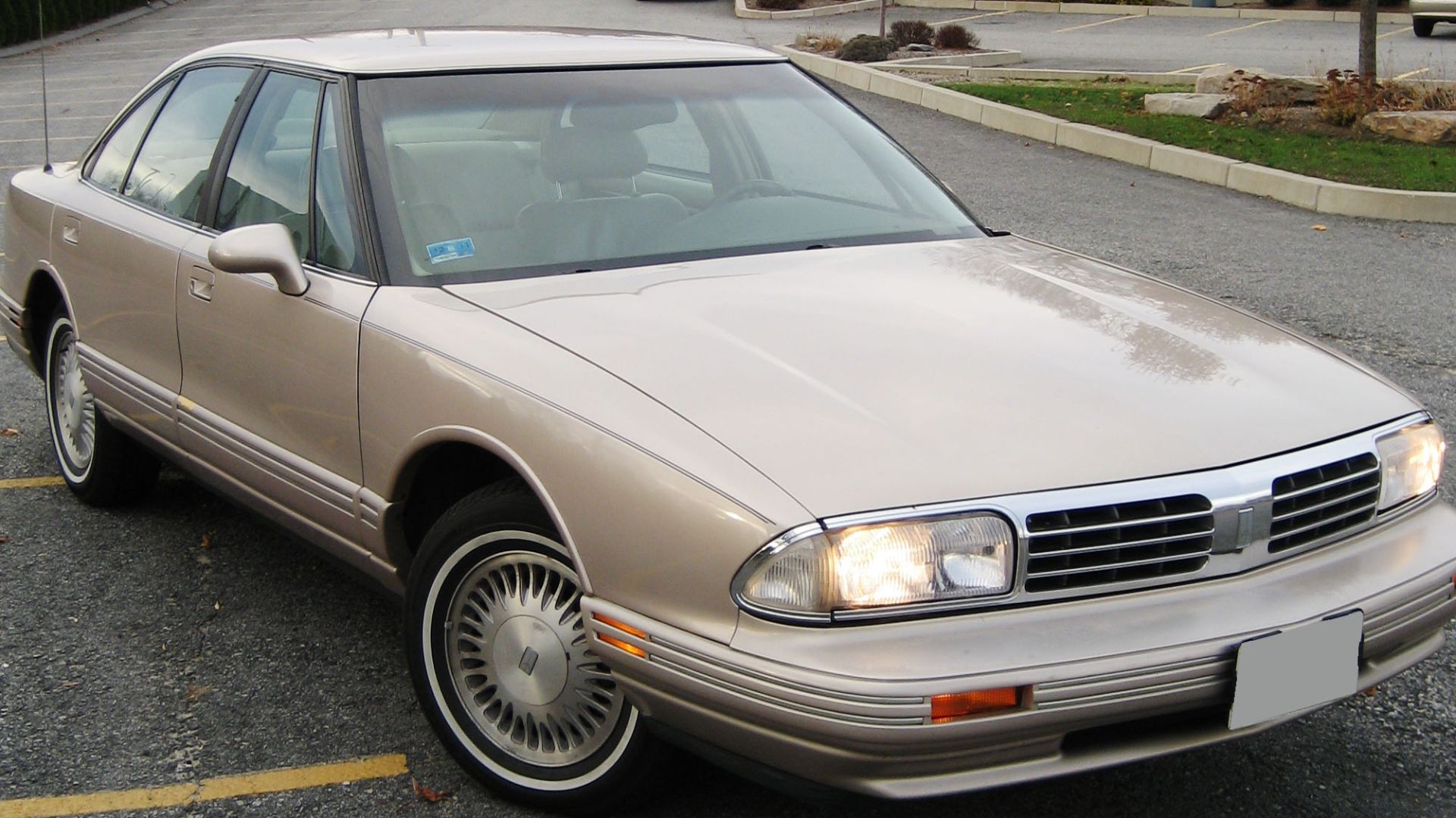 File:1998 Oldsmobile Regency (NTL1991).jpg