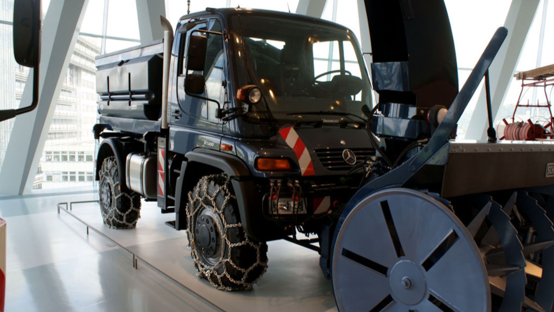 File:Mercedes-Benz Unimog U500 2004 Winterdienstfahrzeug RSideFront MBMuse 9June2013 (14796911910).jpg