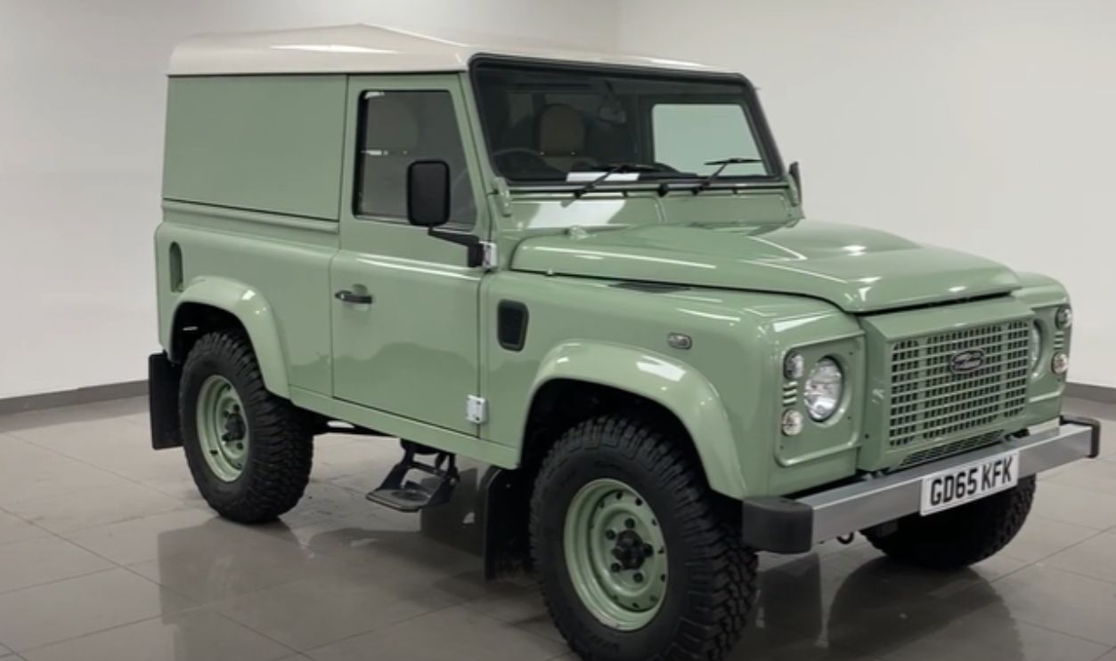 Land Rover Defender 130 “Heritage Edition”