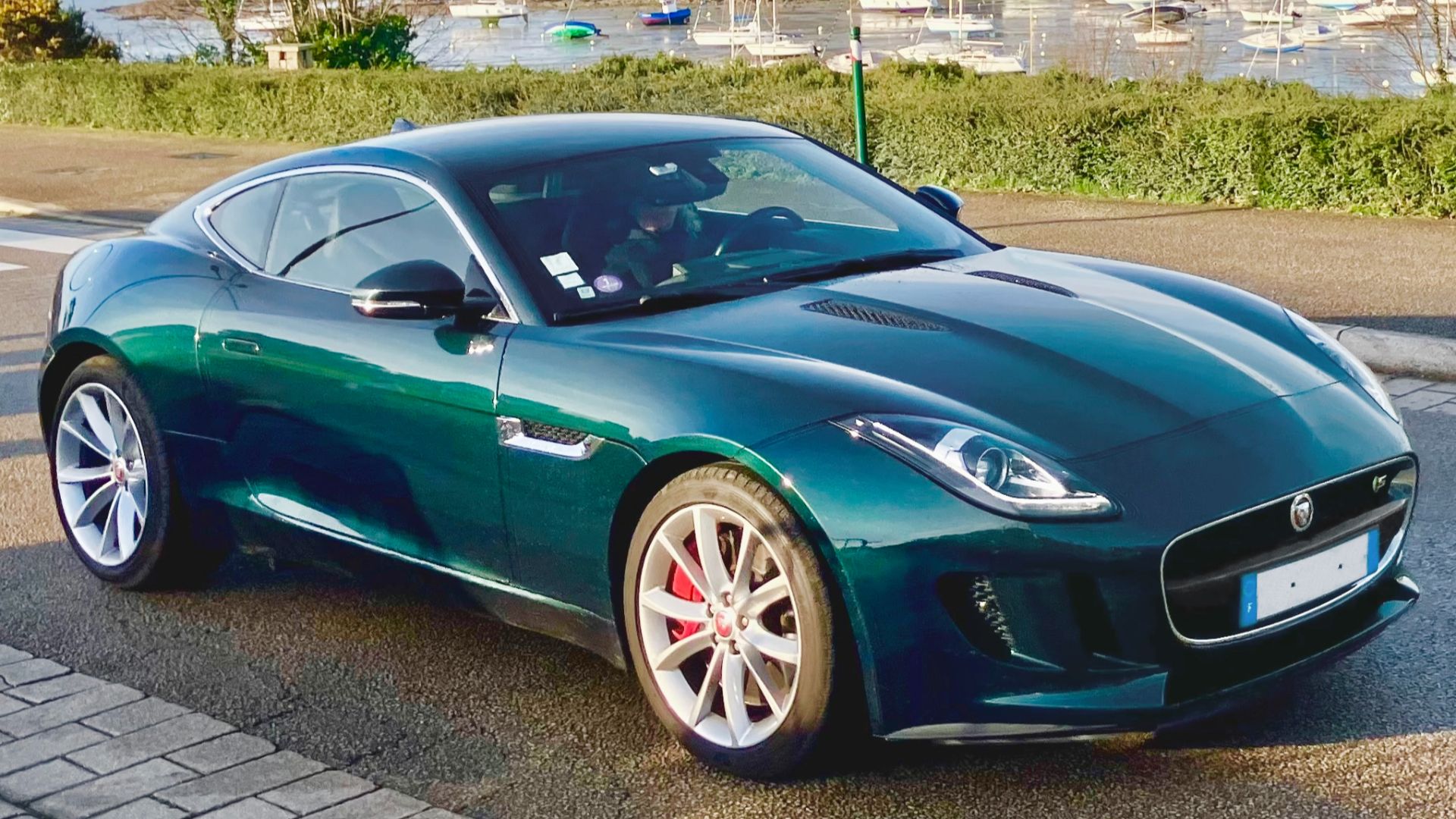 File:Jaguar-F-Type-Saint-Briac-sur-Mer-Chateau-du-Nessay-byRundvald.jpg
