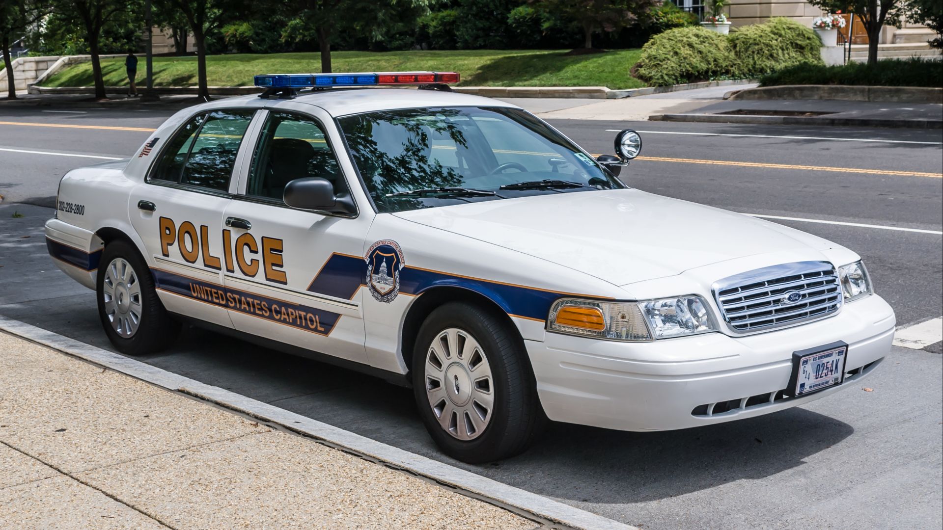 File:US Capitol Police Cruiser Ford Crown Vic fr.jpg